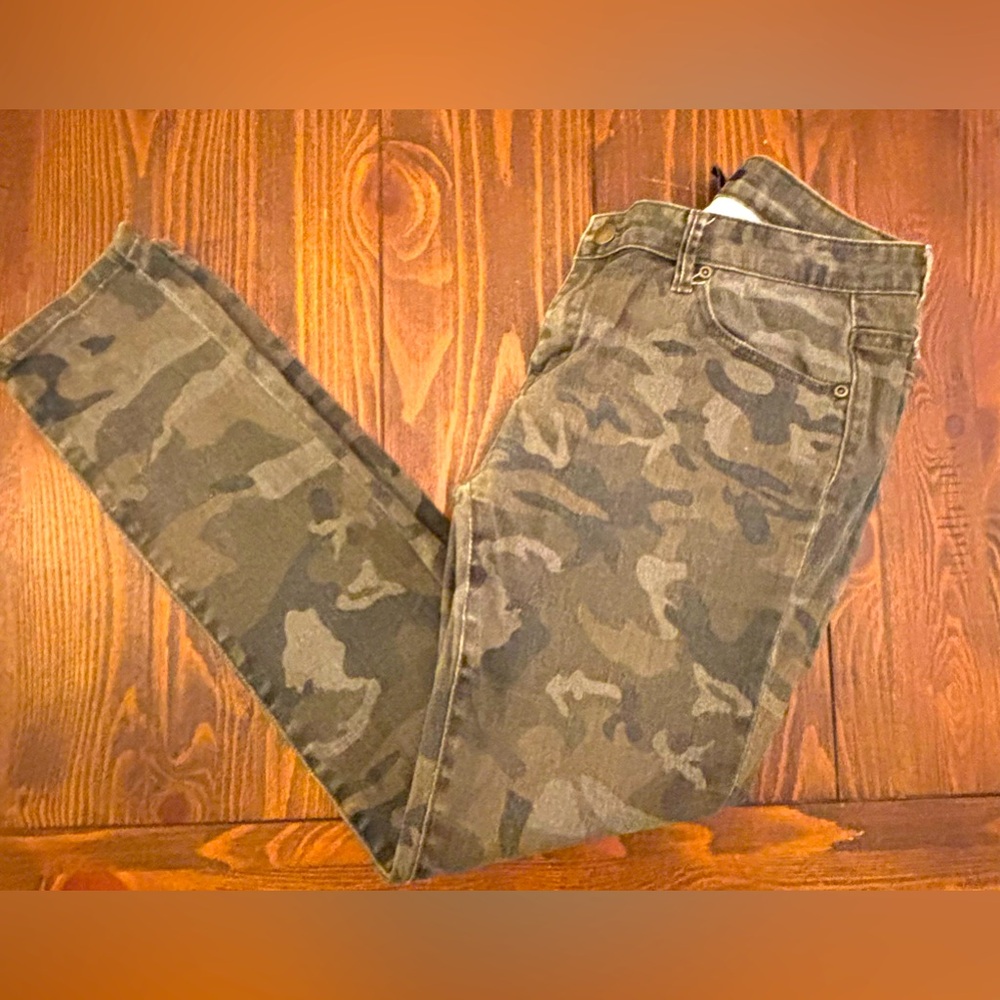 Forever Skinny women camouflage jeans.
Size 28